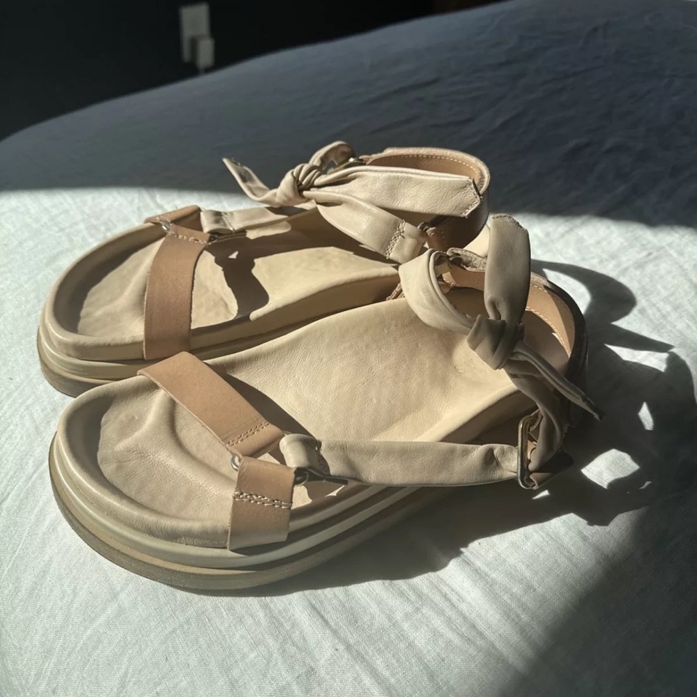 ALOHAS sandals